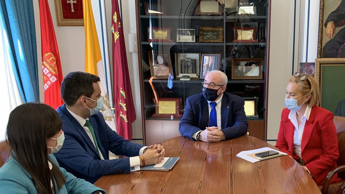 El consejero Díez de Revenga se ha reunido esta mañana con el presidente de la UCAM, José Luis Medonza.