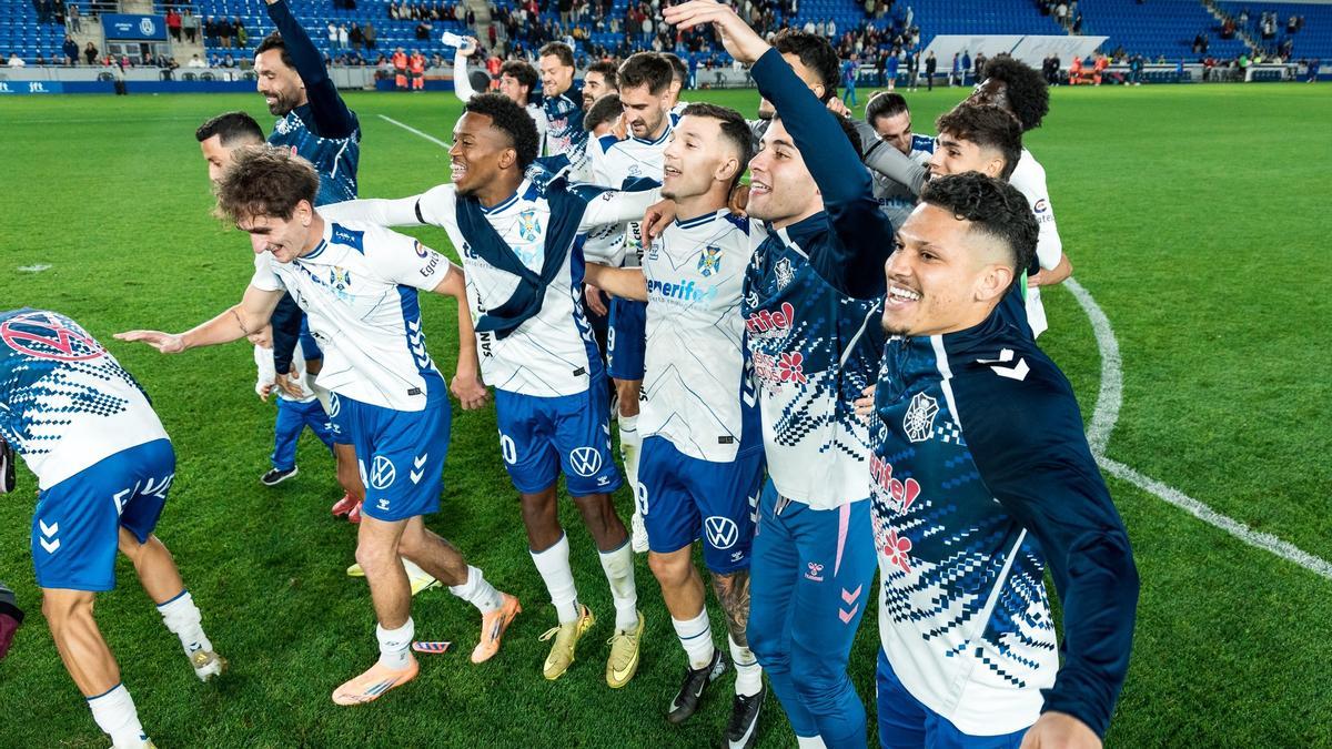 Los jugadores celebran el triunfo ante el Talavera.