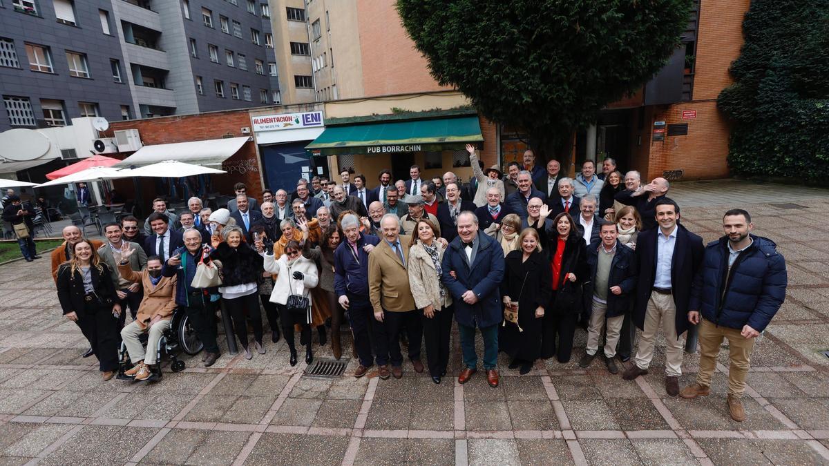 Clientes de distintas generaciones del pub Borrachí­n, posando para la foto de familia del 40.º aniversario.
