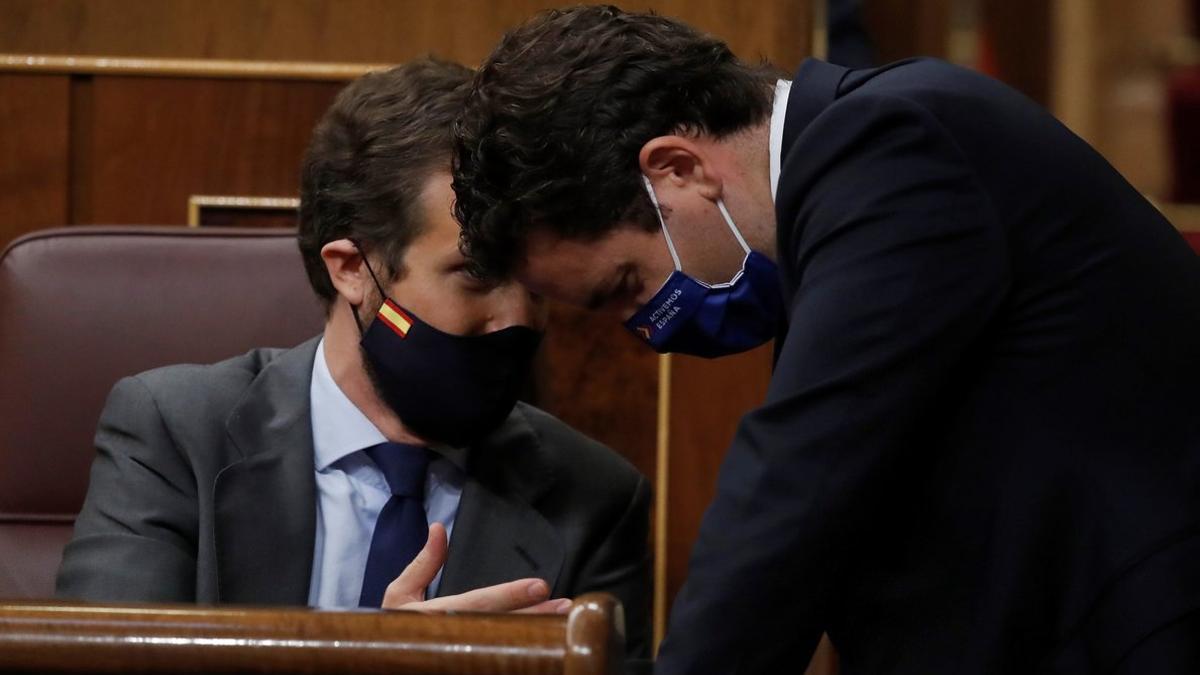 El líder del PP, Pablo Casado, conversa con su número dos, Teodoro García Egea, durante el pleno en el Congreso de este 10 de septiembre.