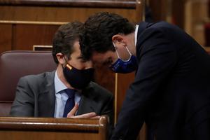 MADRID, 10/09/2020.- El líder del Partido Popular, Pablo Casado (i), conversa con su compañero de partido Teodoro García Egea (d), durante el pleno celebrado este jueves en el Congreso. El Gobierno apura las negociaciones para intentar salvar en la votación del Congreso el decreto por el que los ayuntamientos podrán gastar un fondo de 5.000 millones de euros siempre y cuando dispongan de ahorros y los pongan a disposición del Estado, y que ha puesto en pie de guerra a alcaldes de todos los partidos, salvo el PSOE. EFE/Juan Carlos Hidalgo