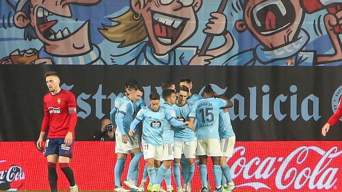 Los jugadores del Celta celebran uno de los goles ante Osasuna.