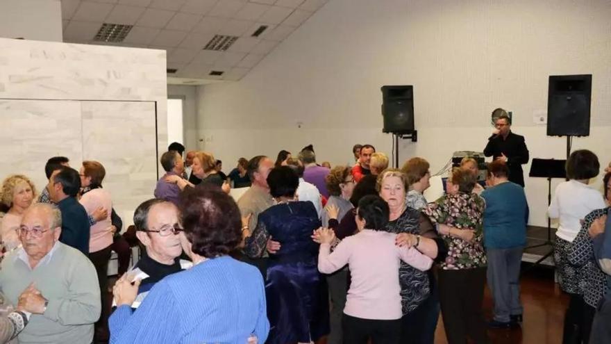 Torrent organiza una fiesta de San Juan para sus mayores
