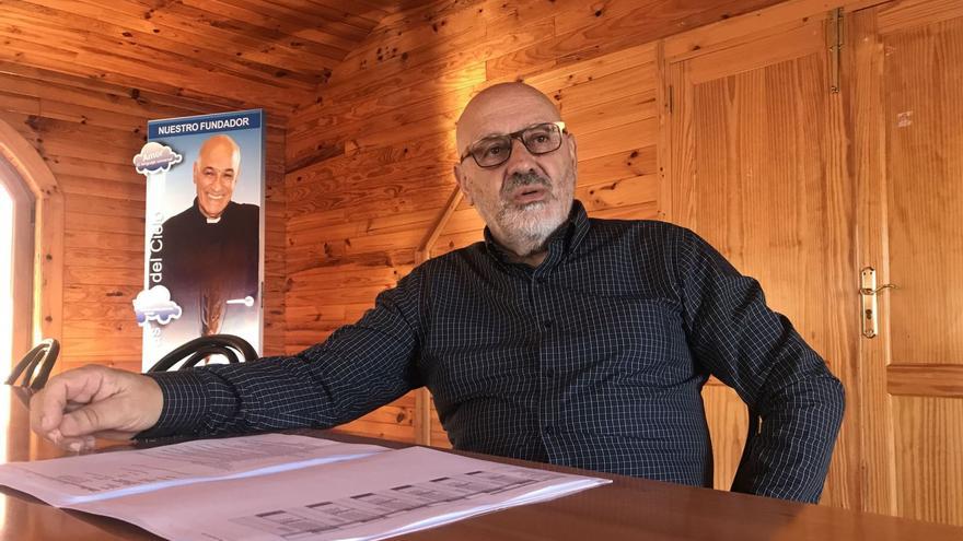 El director gerente del Hogar Santa Rita, Tomás Villar, durante su entrevista con EL DÍA, junto a un cartel que recuerda al padre Antonio. | r.s.