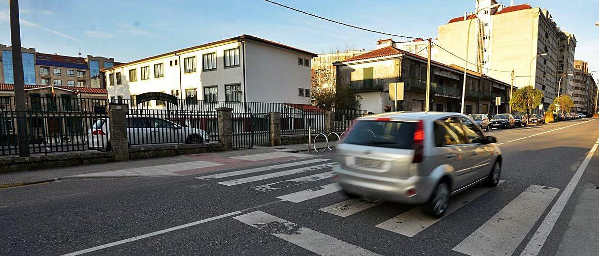 El centro (izda.) está en la calle Rosalía de Castro, que hasta 2002 también se dedicaba al militar.