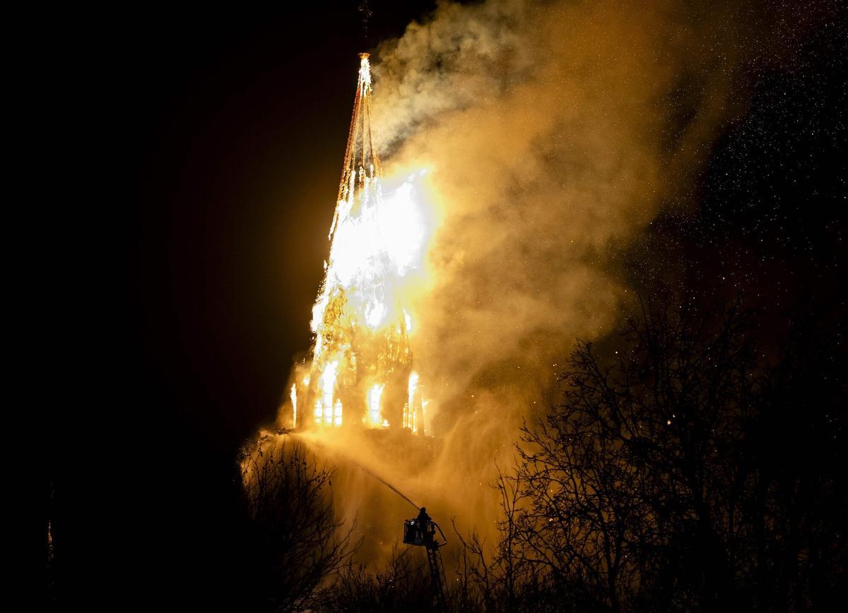 La torre de la iglesia de Vondelkerk arde durante la víspera de Año Nuevo, en Ámsterdam, el 1 de enero de 2026.
