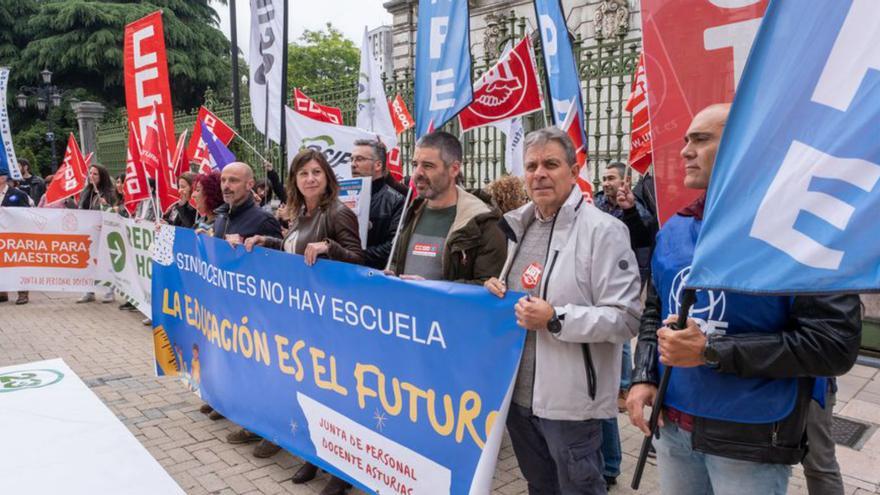 Miembros de la Junta de Personal Docente, manifestándose ayer. | D. C.