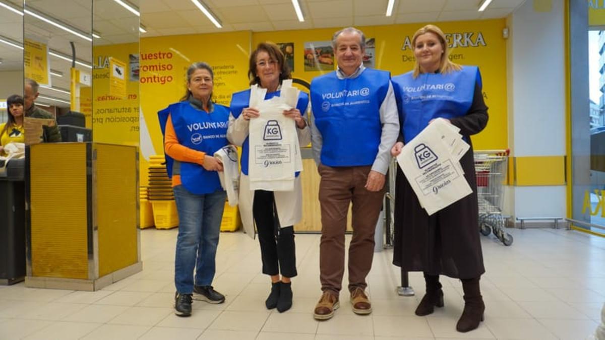 Teresa García,  Ana Muñiz Nicanor García e Irene Miranda en el Alimerka de la calle Foncalada.