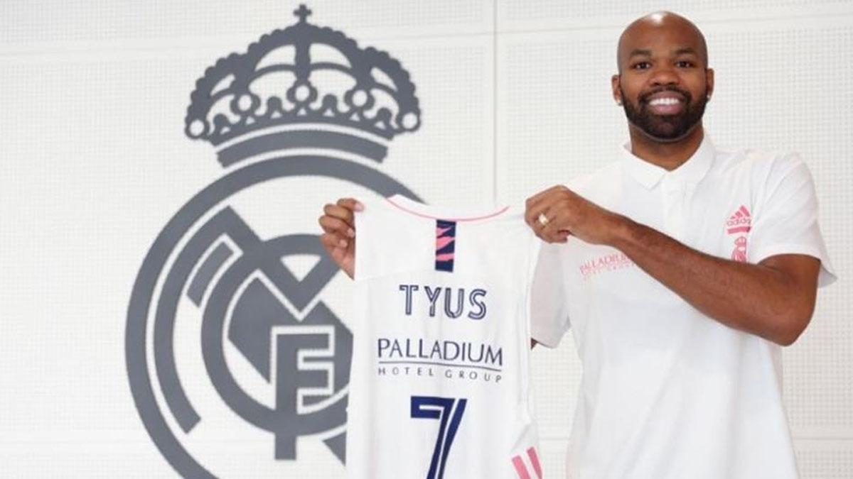 Alex Tyus posa con la camiseta blanca