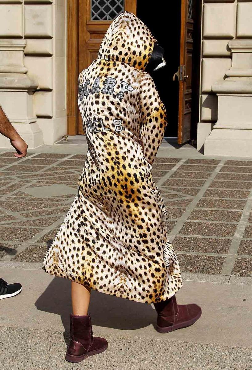 Mel B con bata de leopardo y botas UGG en Los Angeles
