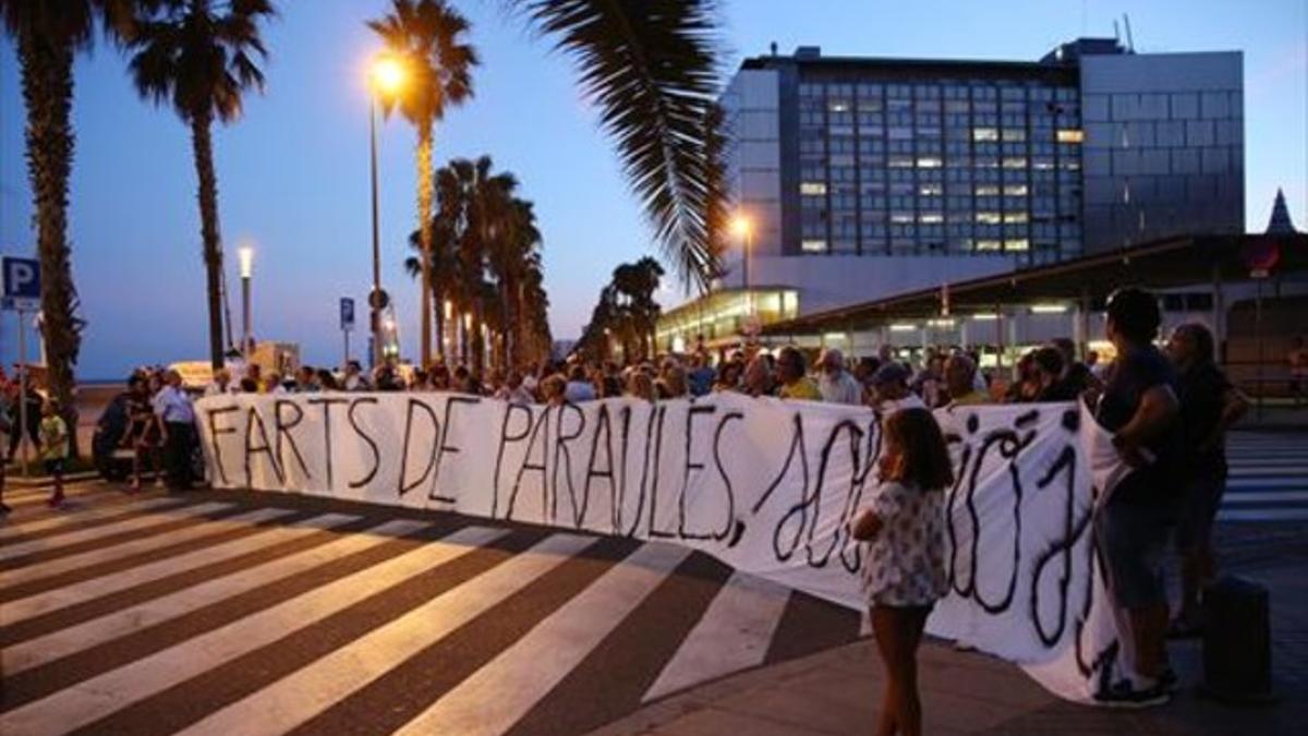 Protesta vecinal en el paseo Marítimo de la Barceloneta, anoche.