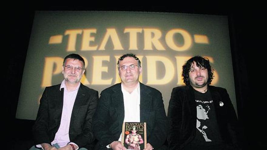 Juan J. Alonso, Enrique A. Mastache y Jorge Alonso, en el Prendes, con el libro.