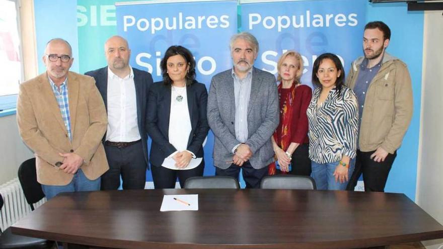 Por la izquierda, Octavio Catinari, Guzmán Pendás, Beatriz Polledo, Cristóbal Lapuerta, Socorro González, Clara Cárdenas y Jorge Mayo, ayer en la sede del PP de Siero.