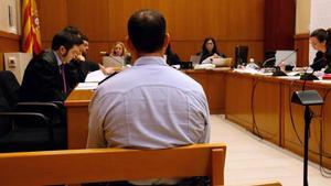 El inspector de los Mossos, Jordi Arasa, en el banquillo de los acusados el pasado mes de febrero. 