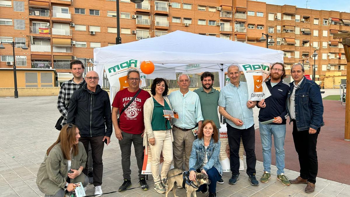 Jesús Borrás explica su programa con Compormís en una carpa instalada en Manises.