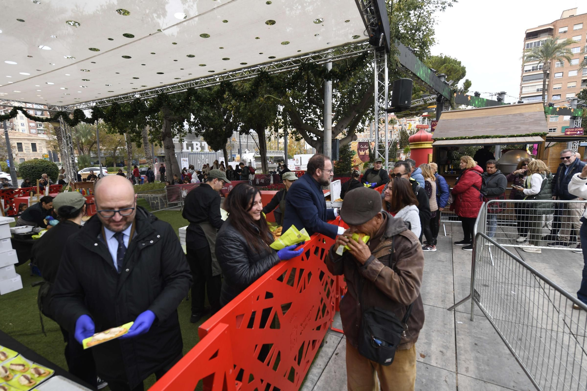 Reparto de pasteles de carne y marineras en la Plaza Circular de Murcia