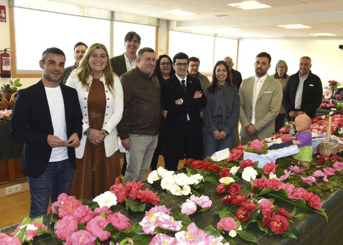 Un momento del acto de inauguración con la visita a la muestra.