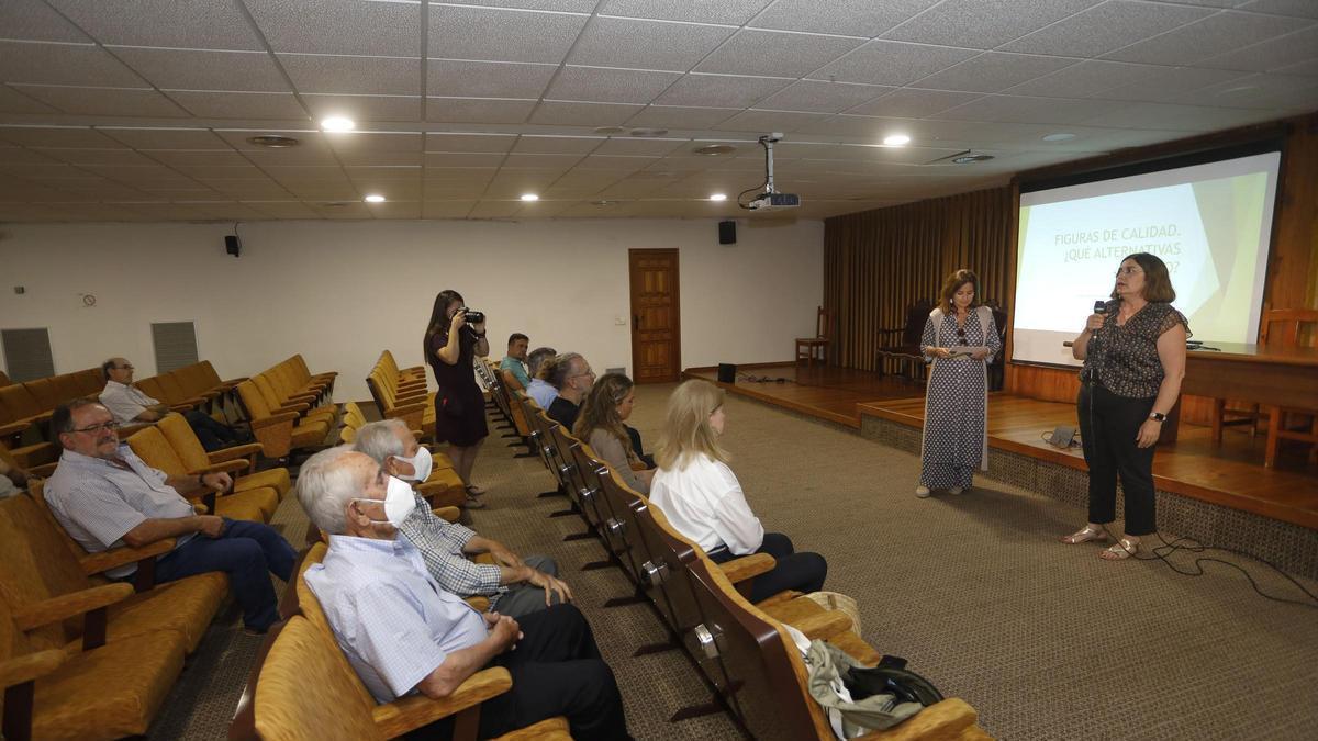La concejala presenando una edición de las jornadas.