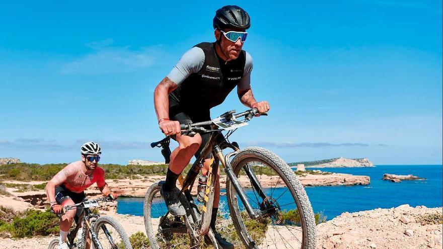 El colombiano Páez y el italiano Cherchi arrasan en la primera etapa de la Vuelta a Ibiza MTB