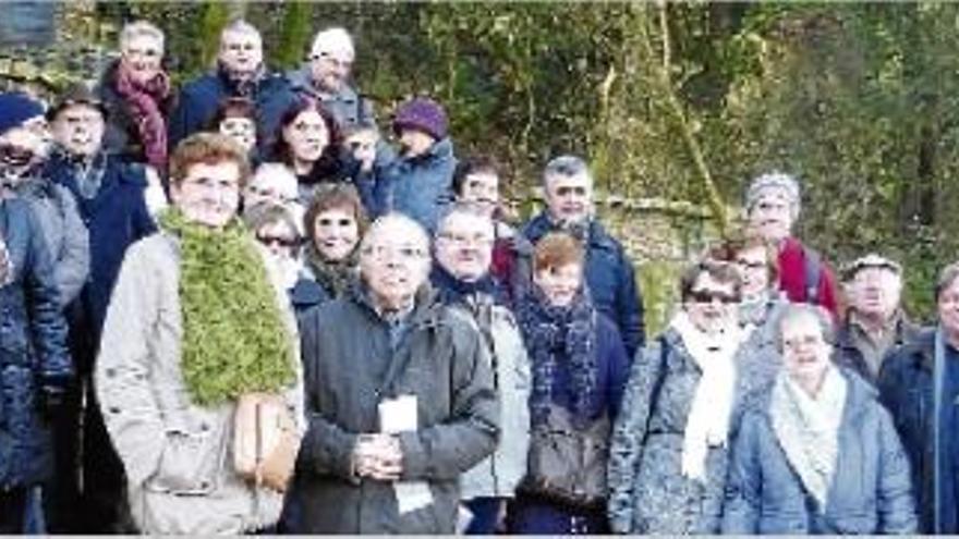 Una trentena de socis participen en la ruta literària sobre Joan Vinyoli