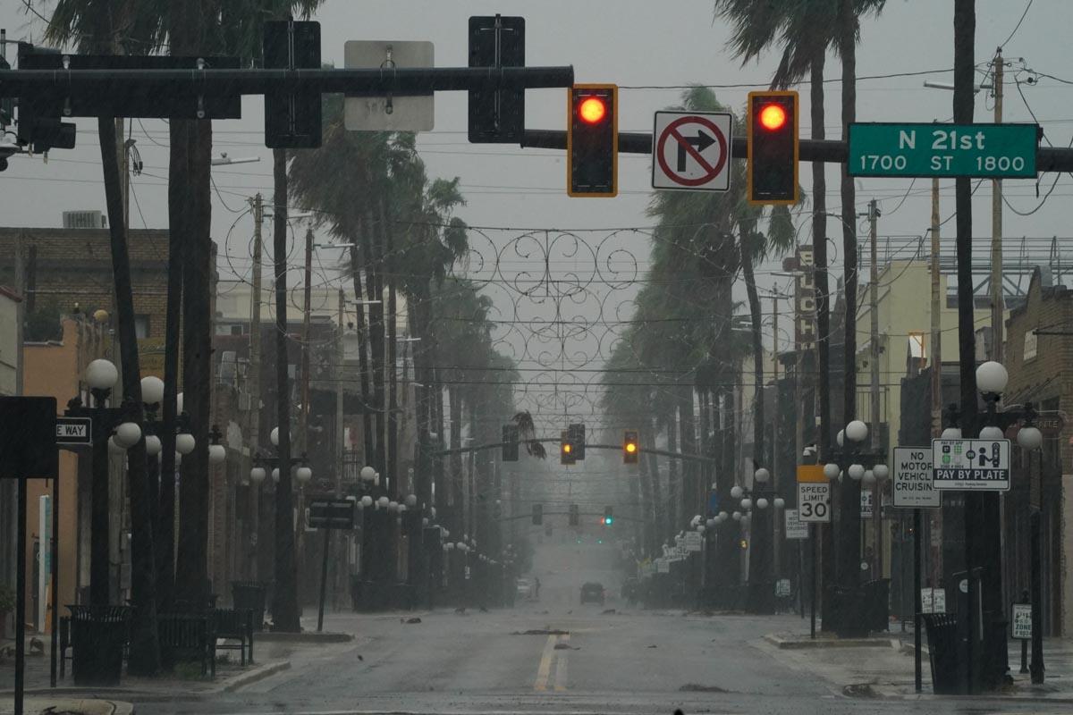 El viento y la lluvia aumentan en el vecindario de Ybor City, antes de que el huracán Ian toque tierra el 28 de septiembre de 2022 en Tampa, Florida.