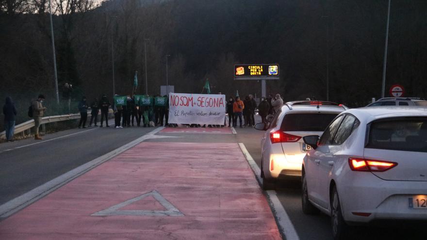 Una quarantena de persones tallen la C-17 a Ripoll per exigir que s&#039;inclogui la comarca en la consulta dels JJOO