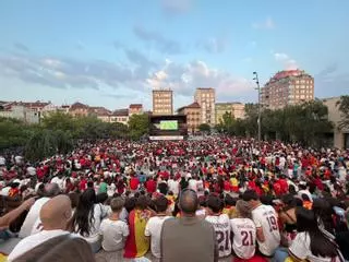 Miles de aficionados arropan a España en Vilagarcía