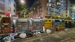 Denuncian la acumulación de basura junto a unos contenedores de Miquel dels Sants Oliver