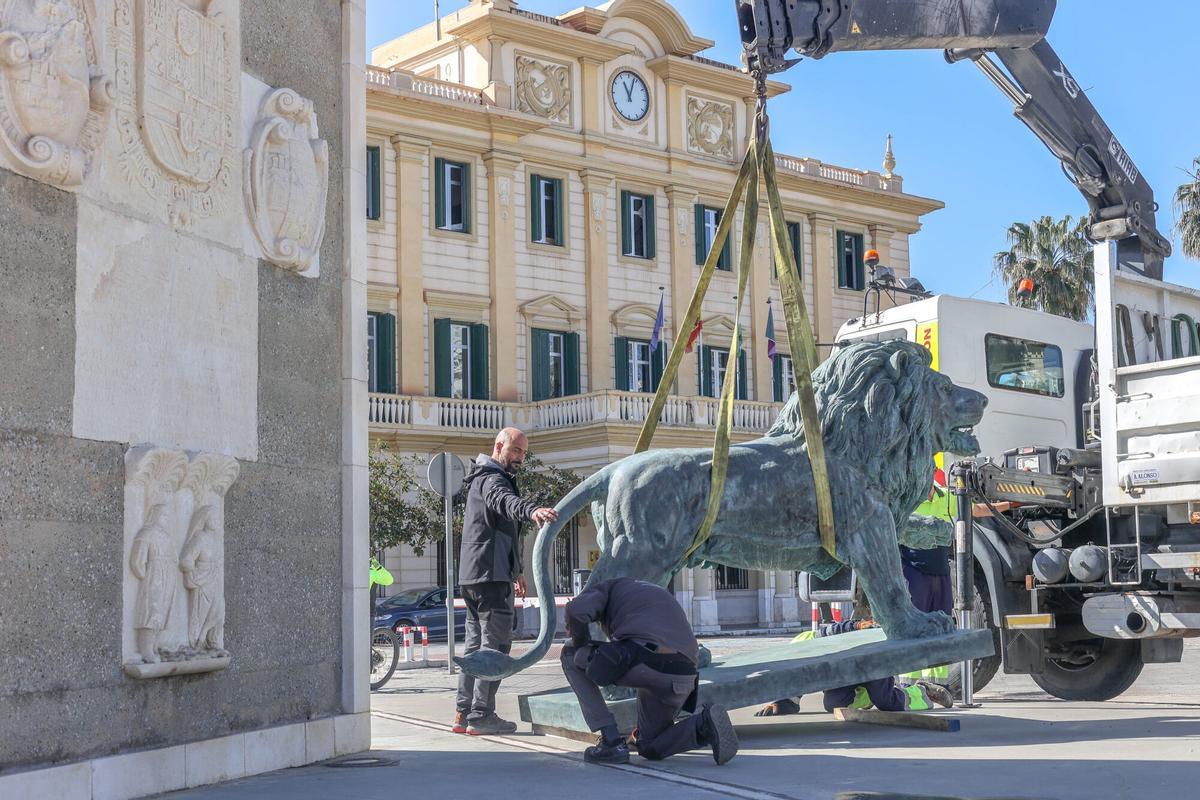 Traslado y montaje de dos leones que forman parte del grupo escultórico donado por Ginés Serrán al Puerto de Málaga y que incluye un Neptuno y un Venus gigantes