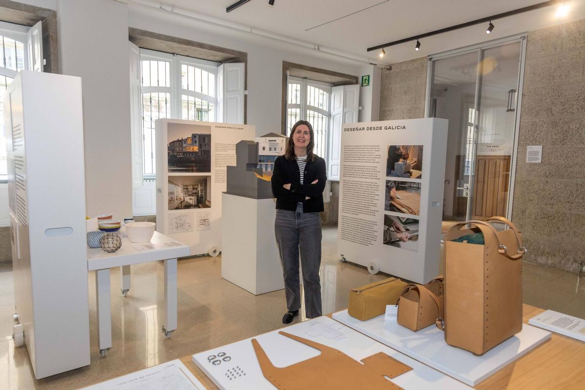 Laura Carro, responsable del programa público de la Fundación RIA, posa en la nueva exposición de David Chipperfield.