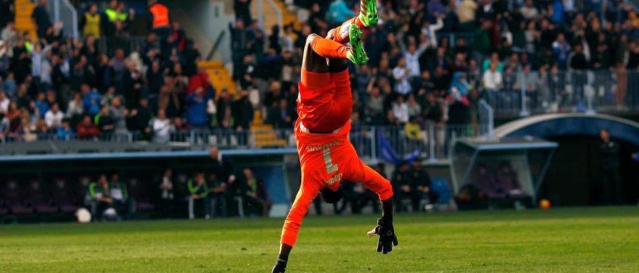 Kameni celebra con una pirueta el gol del Málaga.