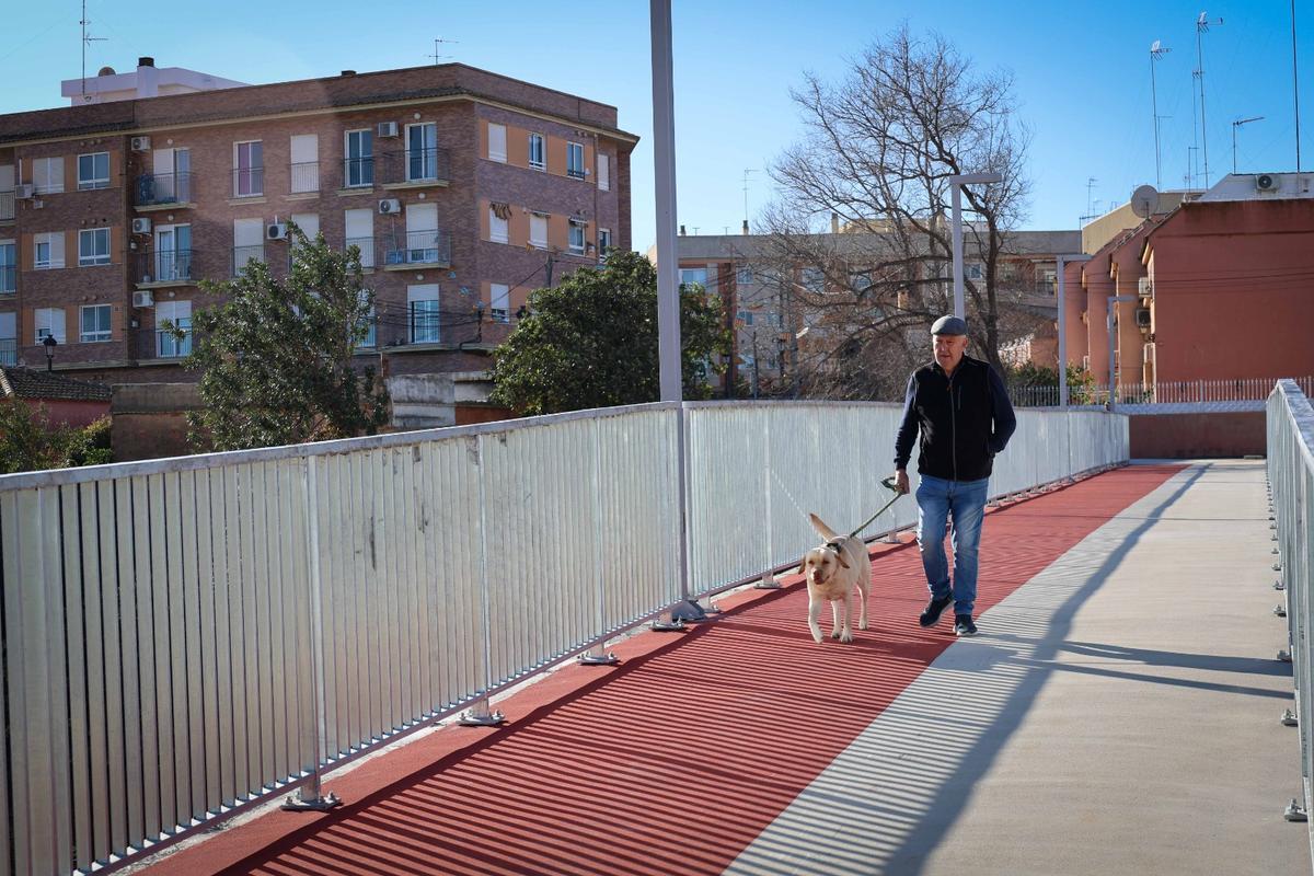 La pasarela ya está abierta para peatones y ciclistas.