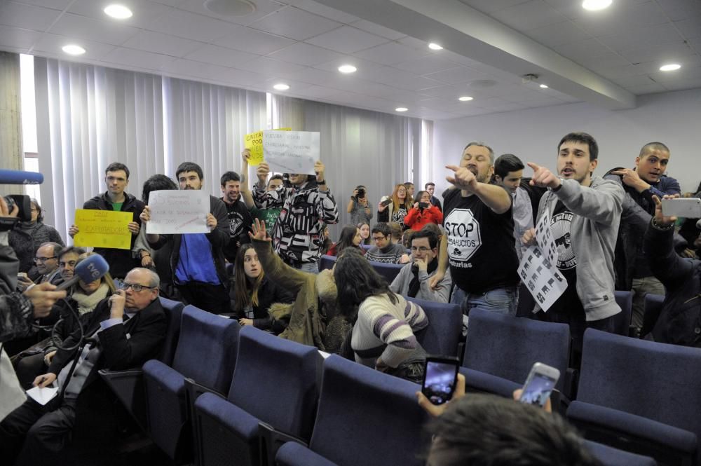Estudiantes y miembros de la PAH revientan un acto en la Universidad