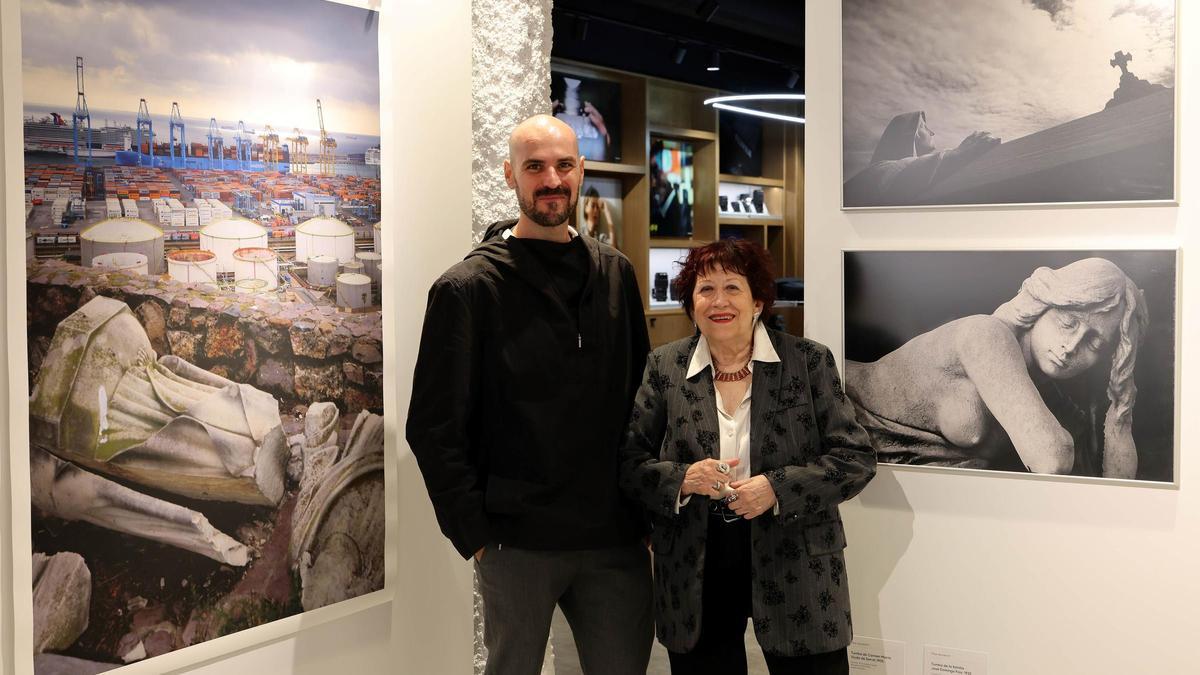 Toni Amengual y Pilar Aymerich, en la exposición 'Barcelona en diálogo', este miércoles