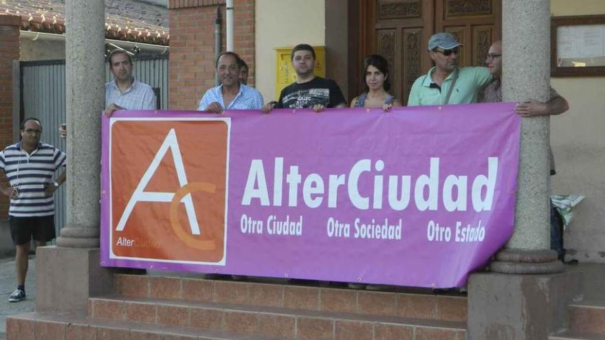 Responsables de AlterCiudad frente al Ayuntamiento.