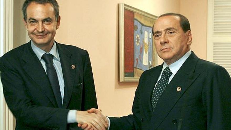 El presidente del Gobierno español, José Luis Rodríguez Zapatero (i), y el primer ministro italiano, Silvio Berlusconi (d)