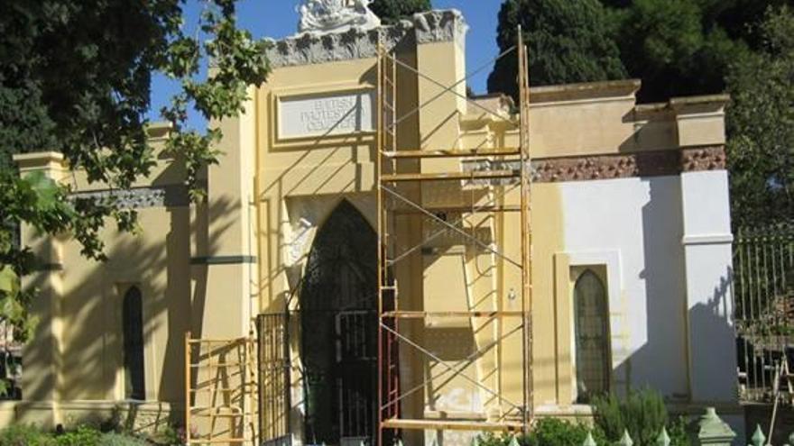 Un grupo de mujeres renueva el cementerio inglés