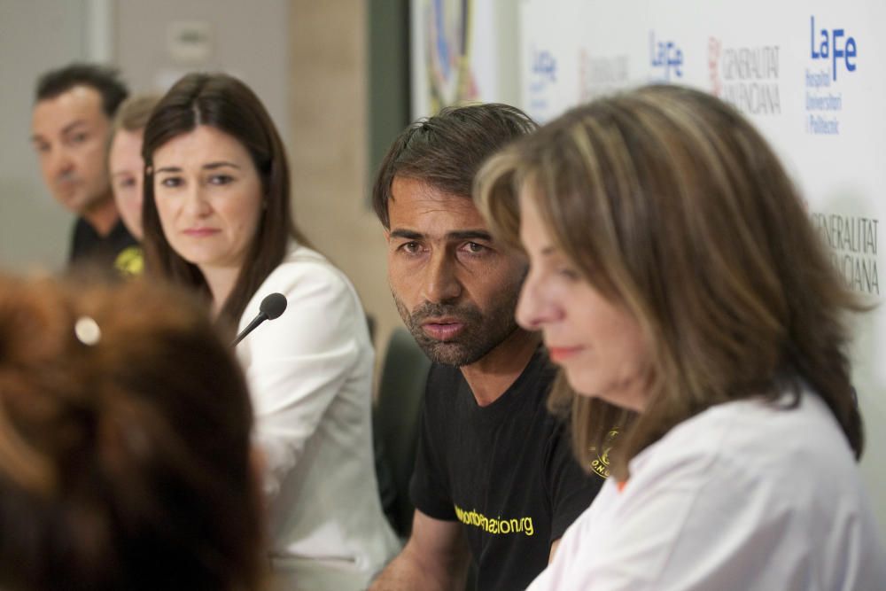 Instante de la rueda de prensa en La Fe para dar a conocer el estado del niño.