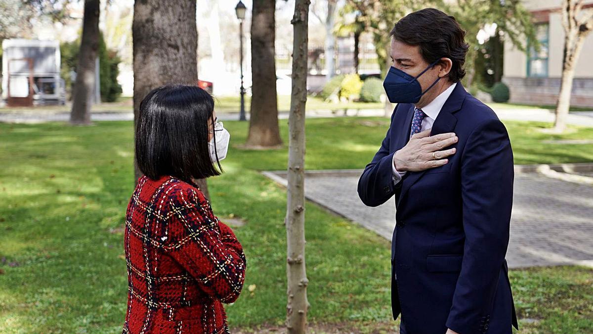 El presidente de la Junta, Fernández Mañueco, saluda a la ministra de Política Territorial, Carolina Darias, durante su encuentro ayer en Valladolid. | M. Chacón - Ical