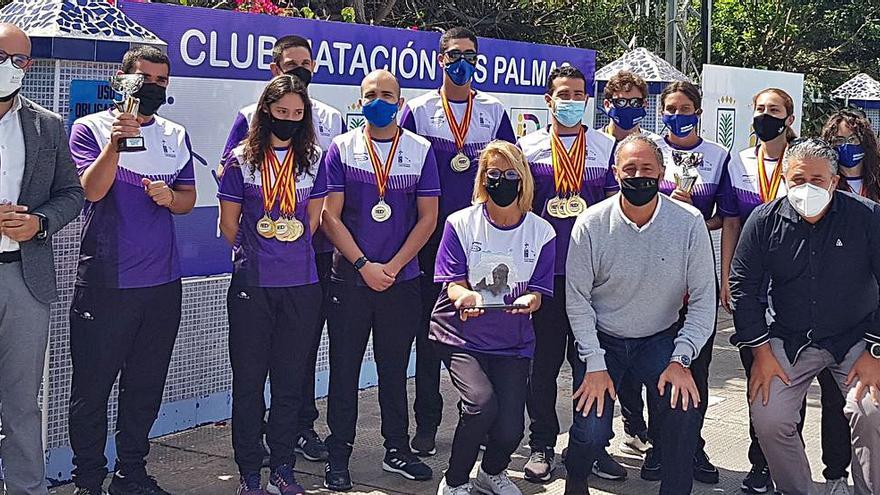 Las nadadores del CN Las Palmas, tras su participación en el Nacional, junto a Estévez, Romero Padrón, Castellano y Romero. | | LP