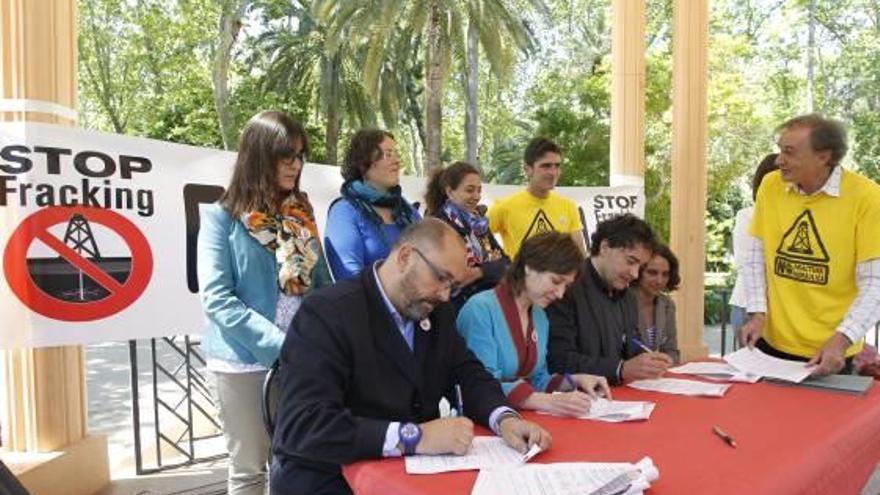 Firma de Compromís, PSPV y EU contra el fracking en 2015.