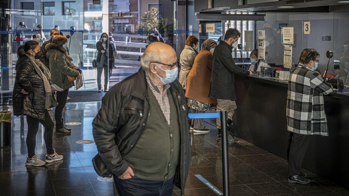 Colas en el CAP Guinardó de Barcelona, el 11 de enero.