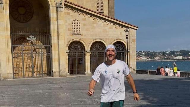 Suso Córzo en su parada por Gijon enfrente de la iglesia de San Pedro