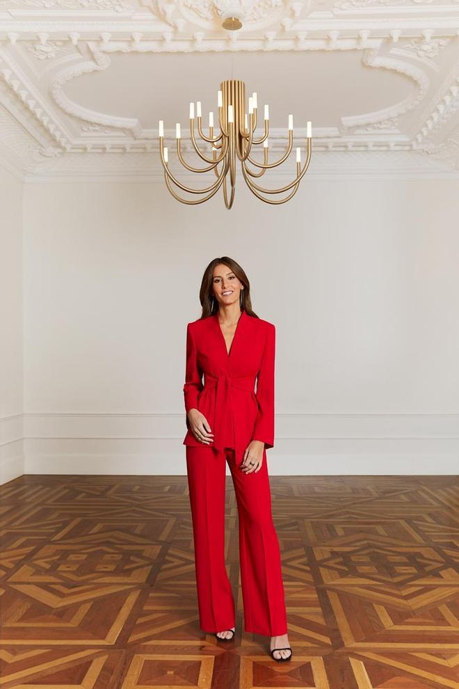 Ana Boyer con traje rojo