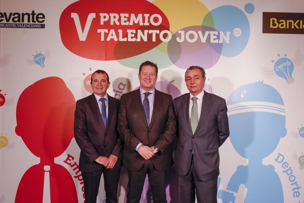 Los invitados posan en el photocall de los premios Talento Joven CV.