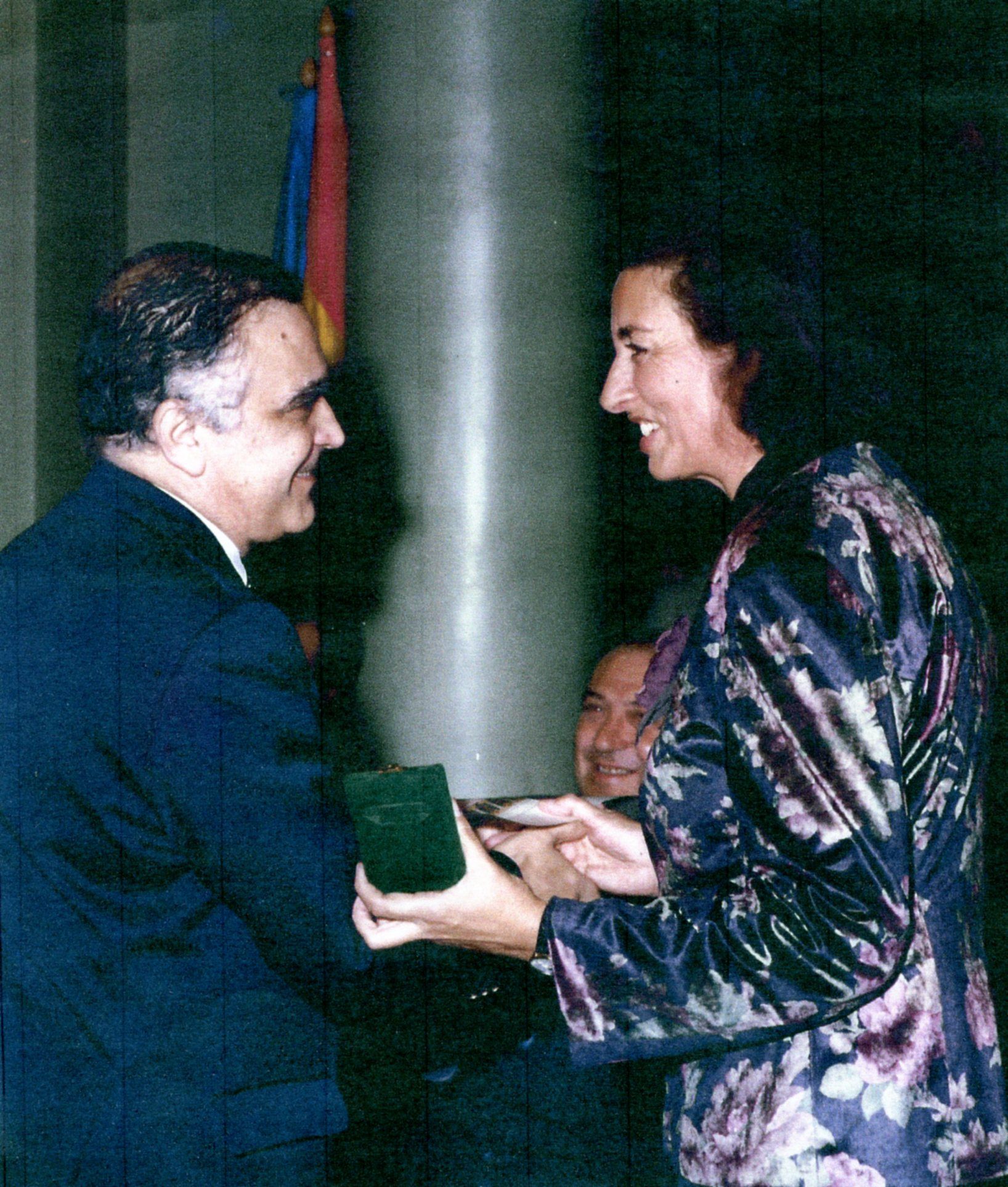 Casielles Aguadé recibe la medalla de plata del Principado de manos de la diputada Laura González.