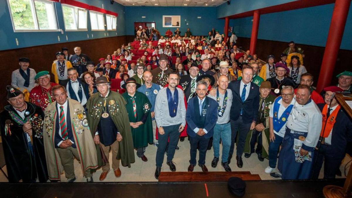 Parte dela delegación asturiana, durante una parada en Astigarraga. 