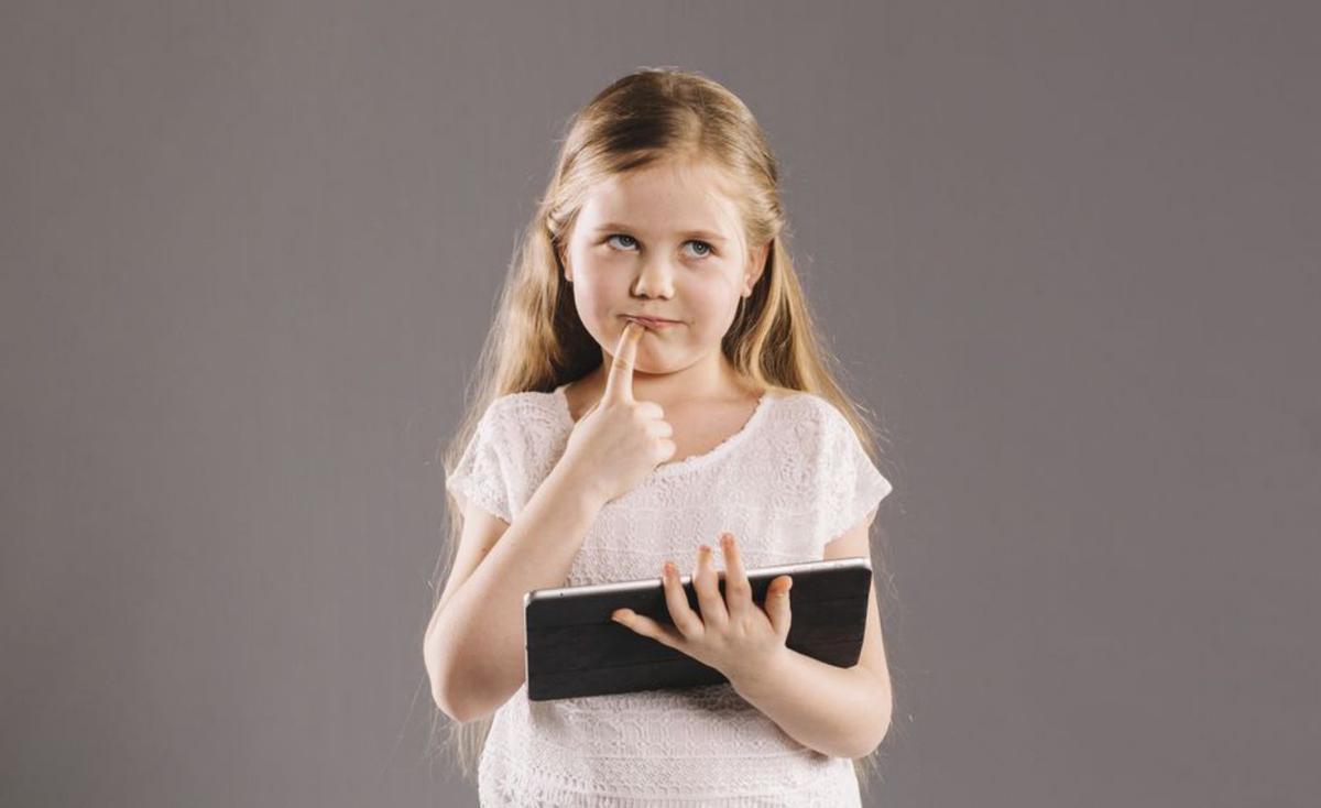 Una niña pensando. |  | FREEPIK