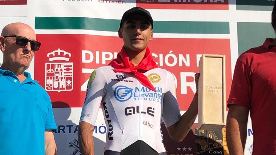 Tomás Contte, en el podio, tras ganar en la segunda etapa de la Vuelta a Zamora