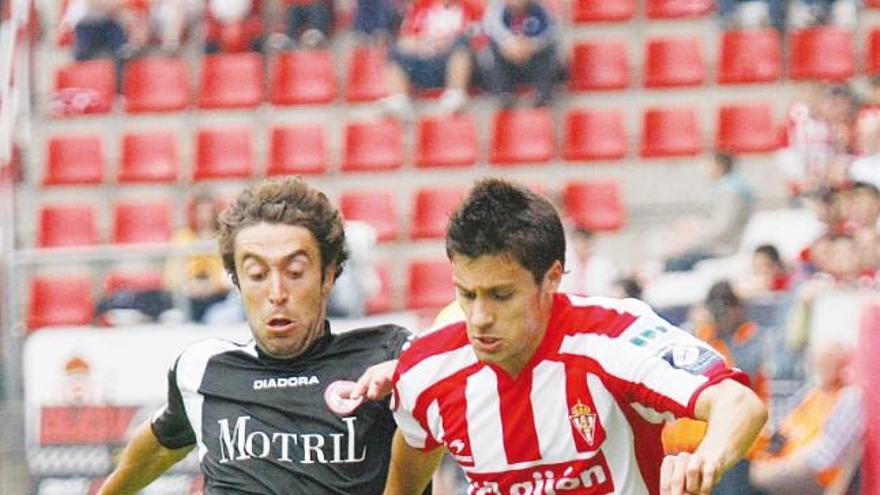 Roberto Canella lucha un balón con Falcón durante el partido del sábado.